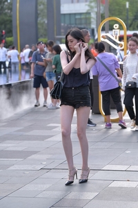 精选街拍 NO.0824 摄神街拍作品 - 纯天然的大长腿热裤小姐姐[215P／223MB]