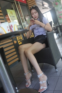 精选街拍 NO.0038 超短皮裙气质美丽美足高跟美女原图[262P／236MB]